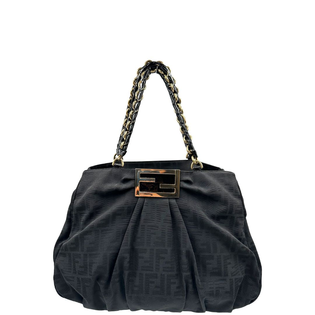 front Borsa Fendi in tessuto nero con trama Zucca con finiture in pelle tono su tono e parti metalliche dorate; munita di doppi manici in pelle e catena. Completa di dustbag, di lusso, originale, ottime condizioni, usata. 
