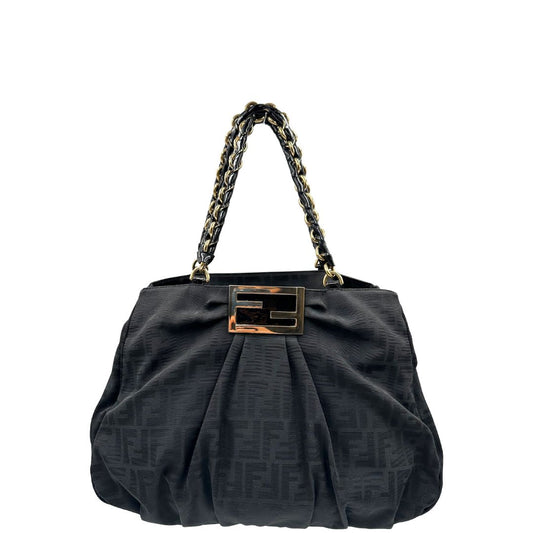 front Borsa Fendi in tessuto nero con trama Zucca con finiture in pelle tono su tono e parti metalliche dorate; munita di doppi manici in pelle e catena. Completa di dustbag, di lusso, originale, ottime condizioni, usata. 
