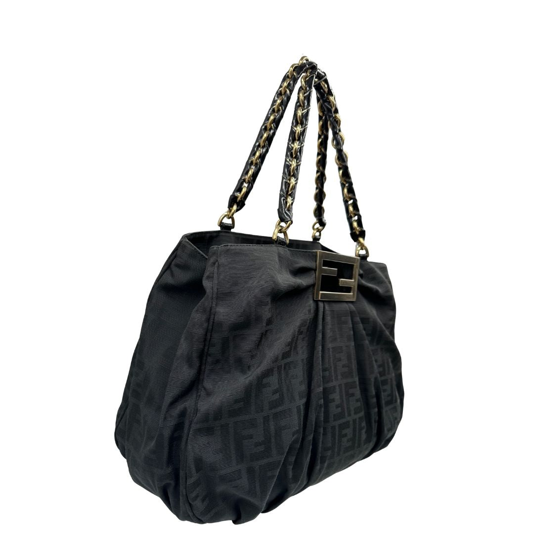 lato Borsa Fendi in tessuto nero con trama Zucca con finiture in pelle tono su tono e parti metalliche dorate; munita di doppi manici in pelle e catena. Completa di dustbag, di lusso, originale, ottime condizioni, usata. 