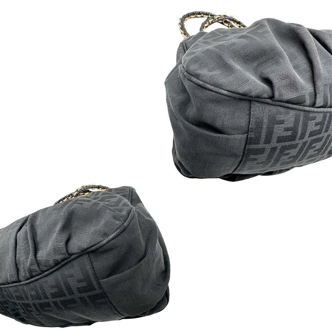 angoli Borsa Fendi in tessuto nero con trama Zucca con finiture in pelle tono su tono e parti metalliche dorate; munita di doppi manici in pelle e catena. Completa di dustbag, di lusso, originale, ottime condizioni, usata. 