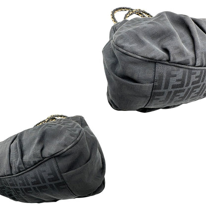 angoli Borsa Fendi in tessuto nero con trama Zucca con finiture in pelle tono su tono e parti metalliche dorate; munita di doppi manici in pelle e catena. Completa di dustbag, di lusso, originale, ottime condizioni, usata. 