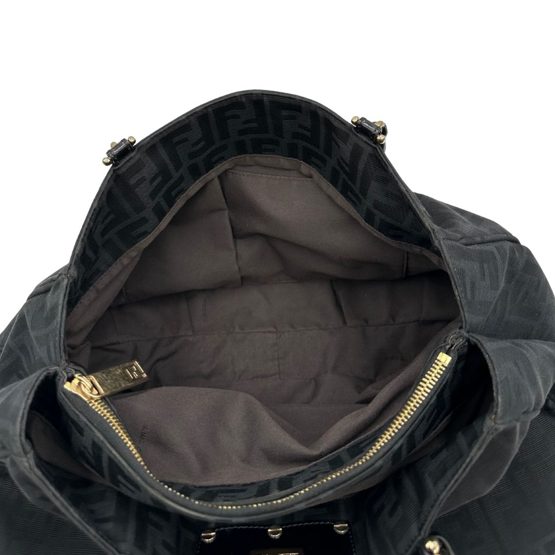 interno Borsa Fendi in tessuto nero con trama Zucca con finiture in pelle tono su tono e parti metalliche dorate; munita di doppi manici in pelle e catena. Completa di dustbag, di lusso, originale, ottime condizioni, usata. 