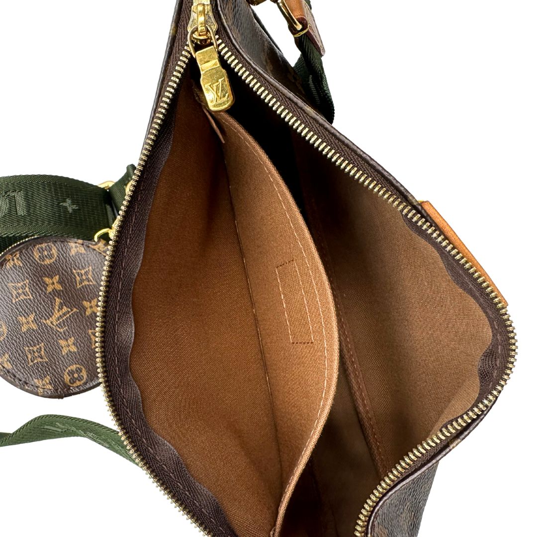 interno Iconica Multi Pochette Accessoires Louis Vuitton in canvas marrone monogram con dettagli in vacchetta naturale, manico in catena dorata e tracolla in tessuto Jacquard verde kaki. Dotata del classico mini portamonete rotondo, rimovibile, di lusso, originale, ottime condizioni. 