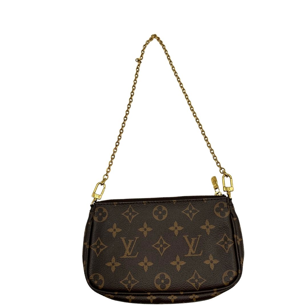 Iconica Multi Pochette Accessoires Louis Vuitton in canvas marrone monogram con dettagli in vacchetta naturale, manico in catena dorata e tracolla in tessuto Jacquard verde kaki. Dotata del classico mini portamonete rotondo, rimovibile, di lusso, originale, ottime condizioni.