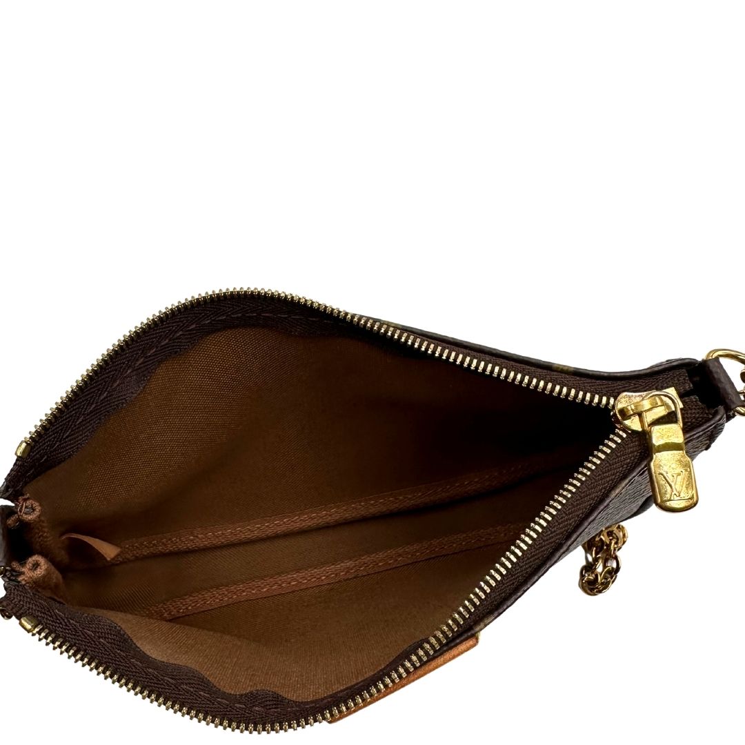 interno Iconica Multi Pochette Accessoires Louis Vuitton in canvas marrone monogram con dettagli in vacchetta naturale, manico in catena dorata e tracolla in tessuto Jacquard verde kaki. Dotata del classico mini portamonete rotondo, rimovibile, di lusso, originale, ottime condizioni. 