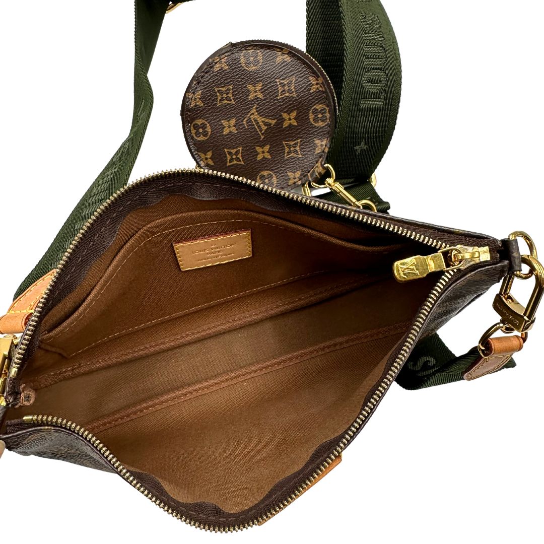 interno Iconica Multi Pochette Accessoires Louis Vuitton in canvas marrone monogram con dettagli in vacchetta naturale, manico in catena dorata e tracolla in tessuto Jacquard verde kaki. Dotata del classico mini portamonete rotondo, rimovibile, di lusso, originale, ottime condizioni.