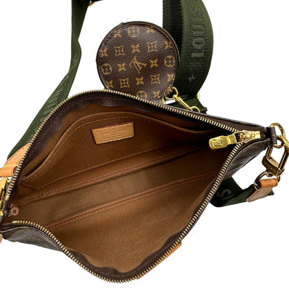 interno Iconica Multi Pochette Accessoires Louis Vuitton in canvas marrone monogram con dettagli in vacchetta naturale, manico in catena dorata e tracolla in tessuto Jacquard verde kaki. Dotata del classico mini portamonete rotondo, rimovibile, di lusso, originale, ottime condizioni.
