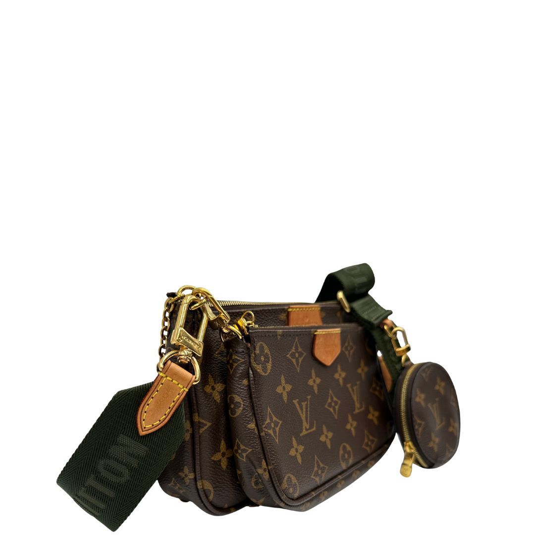 lato Iconica Multi Pochette Accessoires Louis Vuitton in canvas marrone monogram con dettagli in vacchetta naturale, manico in catena dorata e tracolla in tessuto Jacquard verde kaki. Dotata del classico mini portamonete rotondo, rimovibile, di lusso, originale, ottime condizioni. 