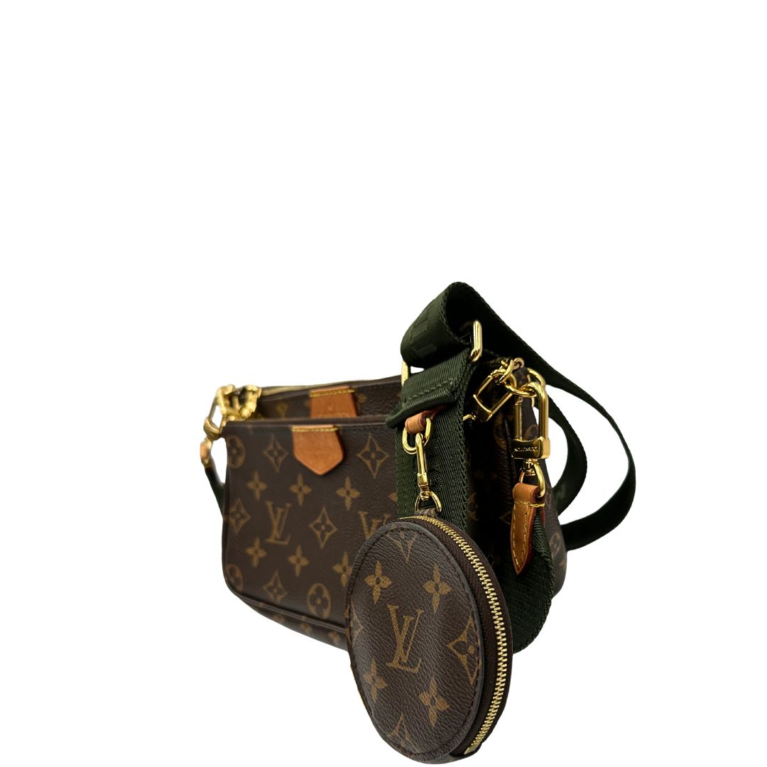 lato Iconica Multi Pochette Accessoires Louis Vuitton in canvas marrone monogram con dettagli in vacchetta naturale, manico in catena dorata e tracolla in tessuto Jacquard verde kaki. Dotata del classico mini portamonete rotondo, rimovibile, di lusso, originale, ottime condizioni. 
