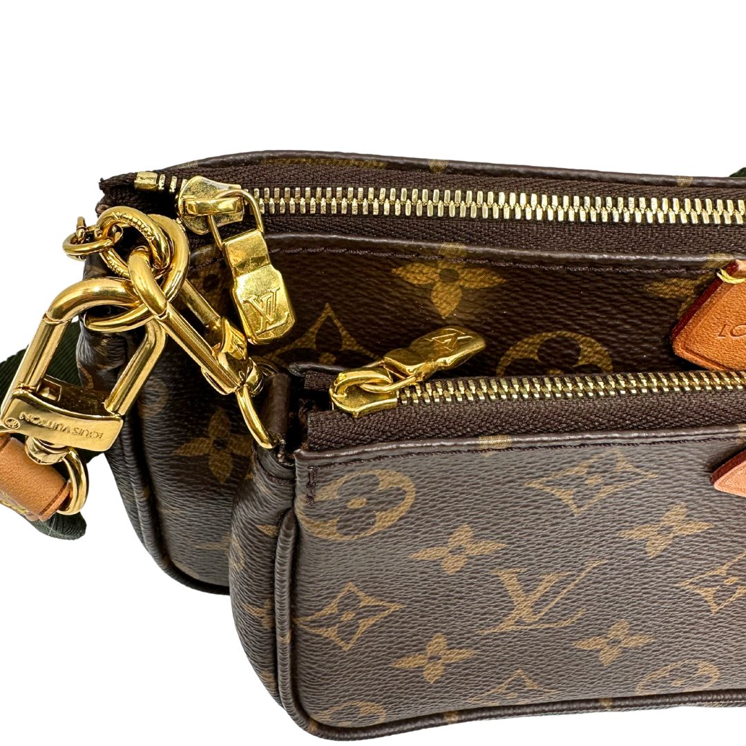 Iconica Multi Pochette Accessoires Louis Vuitton in canvas marrone monogram con dettagli in vacchetta naturale, manico in catena dorata e tracolla in tessuto Jacquard verde kaki. Dotata del classico mini portamonete rotondo, rimovibile, di lusso, originale, ottime condizioni.