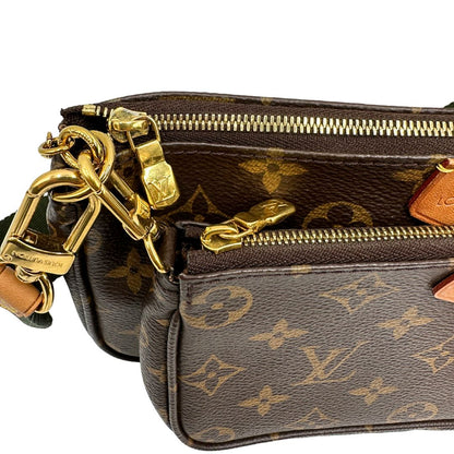 Iconica Multi Pochette Accessoires Louis Vuitton in canvas marrone monogram con dettagli in vacchetta naturale, manico in catena dorata e tracolla in tessuto Jacquard verde kaki. Dotata del classico mini portamonete rotondo, rimovibile, di lusso, originale, ottime condizioni.