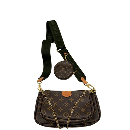 Iconica Multi Pochette Accessoires Louis Vuitton in canvas marrone monogram con dettagli in vacchetta naturale, manico in catena dorata e tracolla in tessuto Jacquard verde kaki. Dotata del classico mini portamonete rotondo, rimovibile, di lusso, originale, ottime condizioni. 