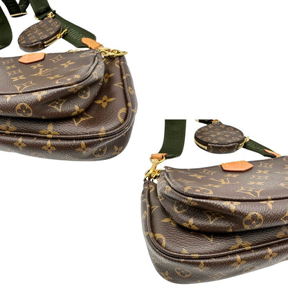 angoli Iconica Multi Pochette Accessoires Louis Vuitton in canvas marrone monogram con dettagli in vacchetta naturale, manico in catena dorata e tracolla in tessuto Jacquard verde kaki. Dotata del classico mini portamonete rotondo, rimovibile, di lusso, originale, ottime condizioni. 