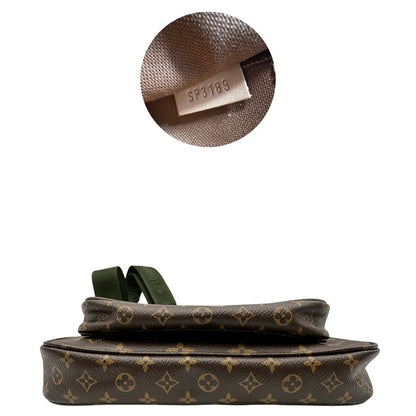 base Iconica Multi Pochette Accessoires Louis Vuitton in canvas marrone monogram con dettagli in vacchetta naturale, manico in catena dorata e tracolla in tessuto Jacquard verde kaki. Dotata del classico mini portamonete rotondo, rimovibile, di lusso, originale, ottime condizioni.