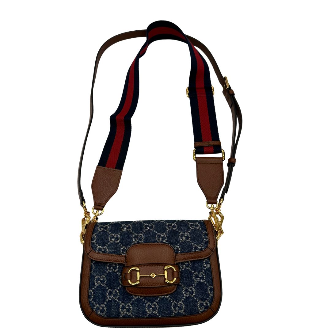 front Borsa Gucci in tessuto effetto denim con trama GG , finiture in pelle marroni e parti metalliche dorate; munita di una tracolla Web in tessuto blu e rossa e una tracolla in pelle, entrambe amovibili e regolabili. Completa di dustbag, di lusso, originale, eccellenti condizioni. 