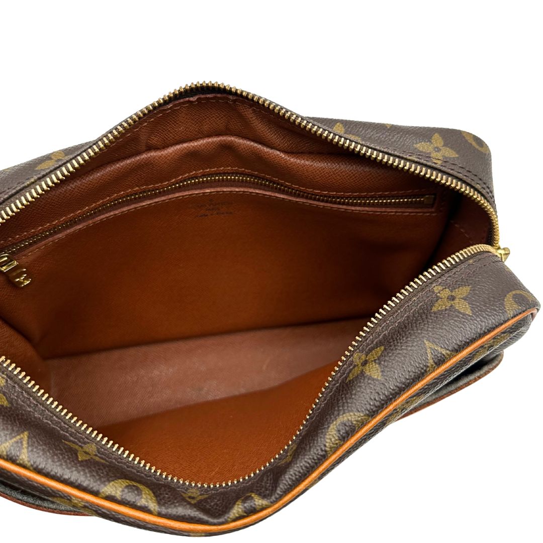 interno Borsa Louis Vuitton in canvas marrone monogram con finiture in vacchetta naturale e parti metalliche dorate; munita di una tracolla regolabile, di lusso, originale, ottime condizioni. 