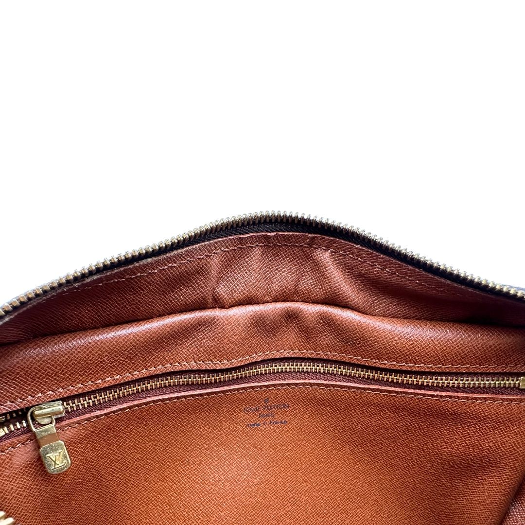 interno Borsa Louis Vuitton in canvas marrone monogram con finiture in vacchetta naturale e parti metalliche dorate; munita di una tracolla regolabile, di lusso, originale, ottime condizioni. 