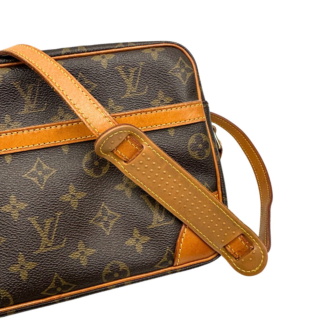 tracolla Borsa Louis Vuitton in canvas marrone monogram con finiture in vacchetta naturale e parti metalliche dorate; munita di una tracolla regolabile, di lusso, originale, ottime condizioni. 