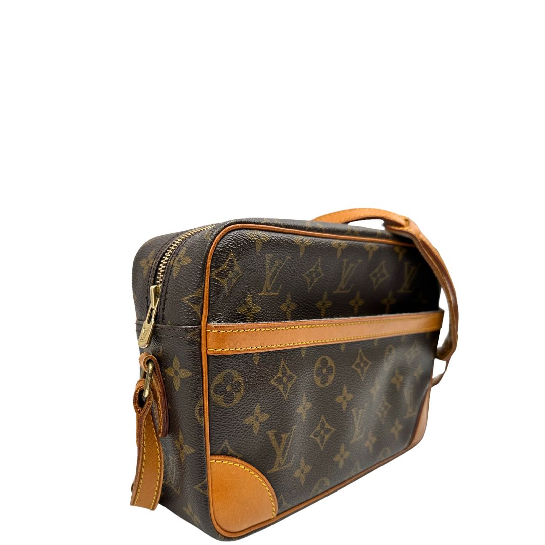 lato Borsa Louis Vuitton in canvas marrone monogram con finiture in vacchetta naturale e parti metalliche dorate; munita di una tracolla regolabile, di lusso, originale, ottime condizioni. 