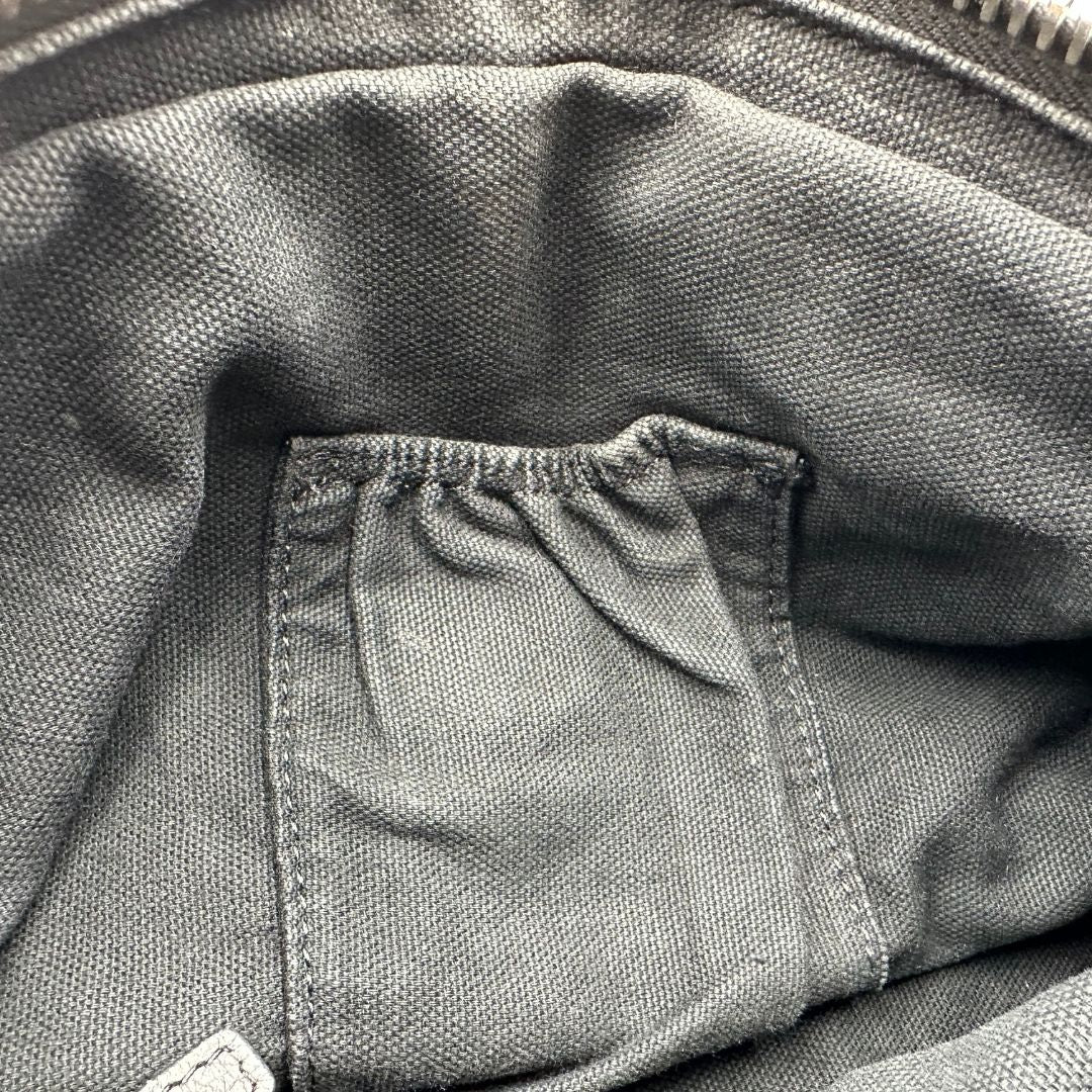 interno Borsa Nightingale Givenchy in pelle nera con parti metalliche argentate; munita di doppi manici e una tracolla amovibile e regolabile, di lusso, originale, ottime condizioni, usata. 