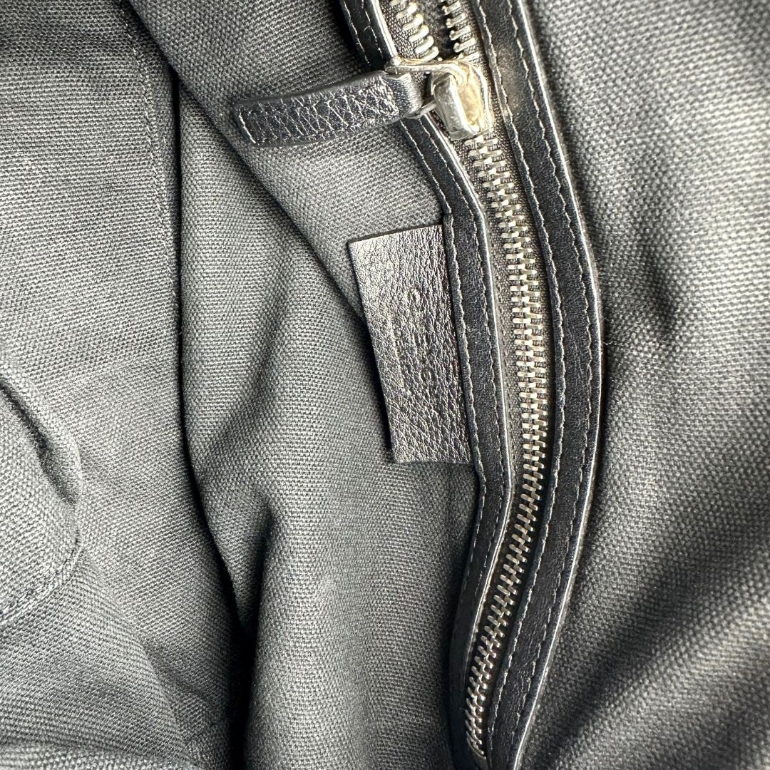 interno Borsa Nightingale Givenchy in pelle nera con parti metalliche argentate; munita di doppi manici e una tracolla amovibile e regolabile, di lusso, originale, ottime condizioni, usata. 