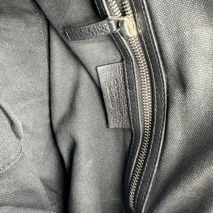 interno Borsa Nightingale Givenchy in pelle nera con parti metalliche argentate; munita di doppi manici e una tracolla amovibile e regolabile, di lusso, originale, ottime condizioni, usata. 