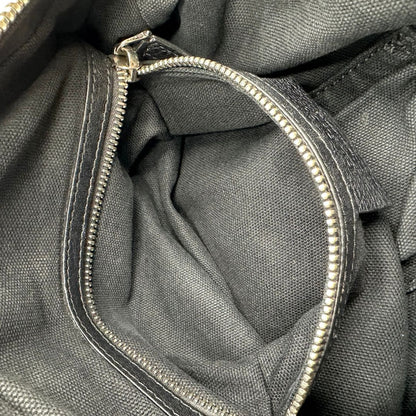 interno Borsa Nightingale Givenchy in pelle nera con parti metalliche argentate; munita di doppi manici e una tracolla amovibile e regolabile, di lusso, originale, ottime condizioni, usata. 