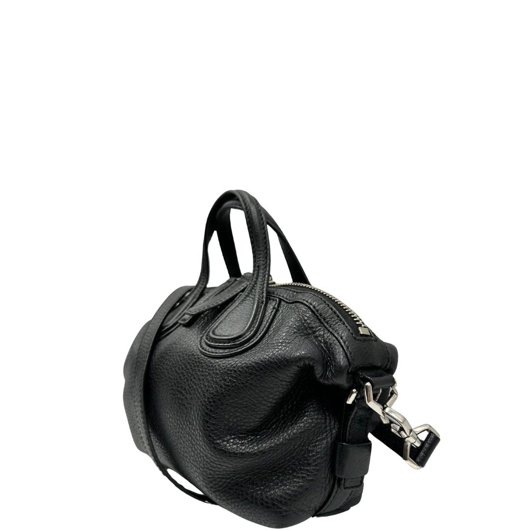 lato Borsa Nightingale Givenchy in pelle nera con parti metalliche argentate; munita di doppi manici e una tracolla amovibile e regolabile, di lusso, originale, ottime condizioni, usata. 