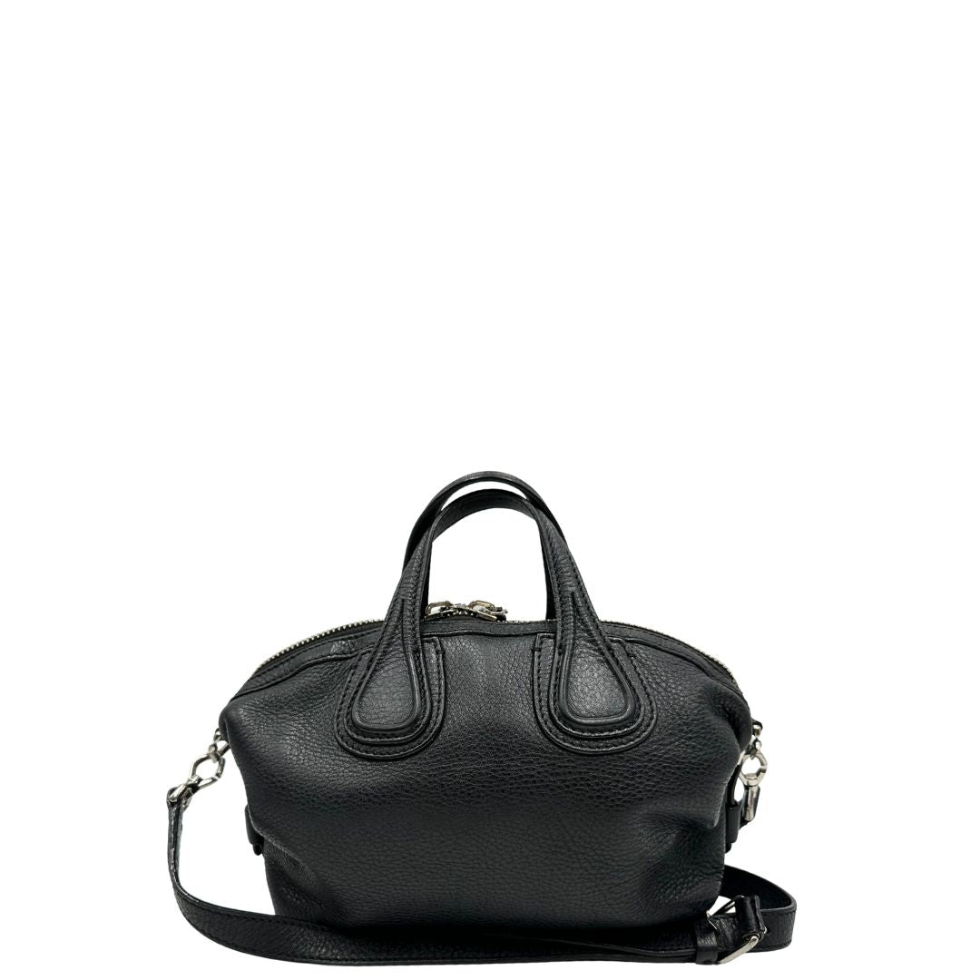 retro Borsa Nightingale Givenchy in pelle nera con parti metalliche argentate; munita di doppi manici e una tracolla amovibile e regolabile, di lusso, originale, ottime condizioni, usata. 