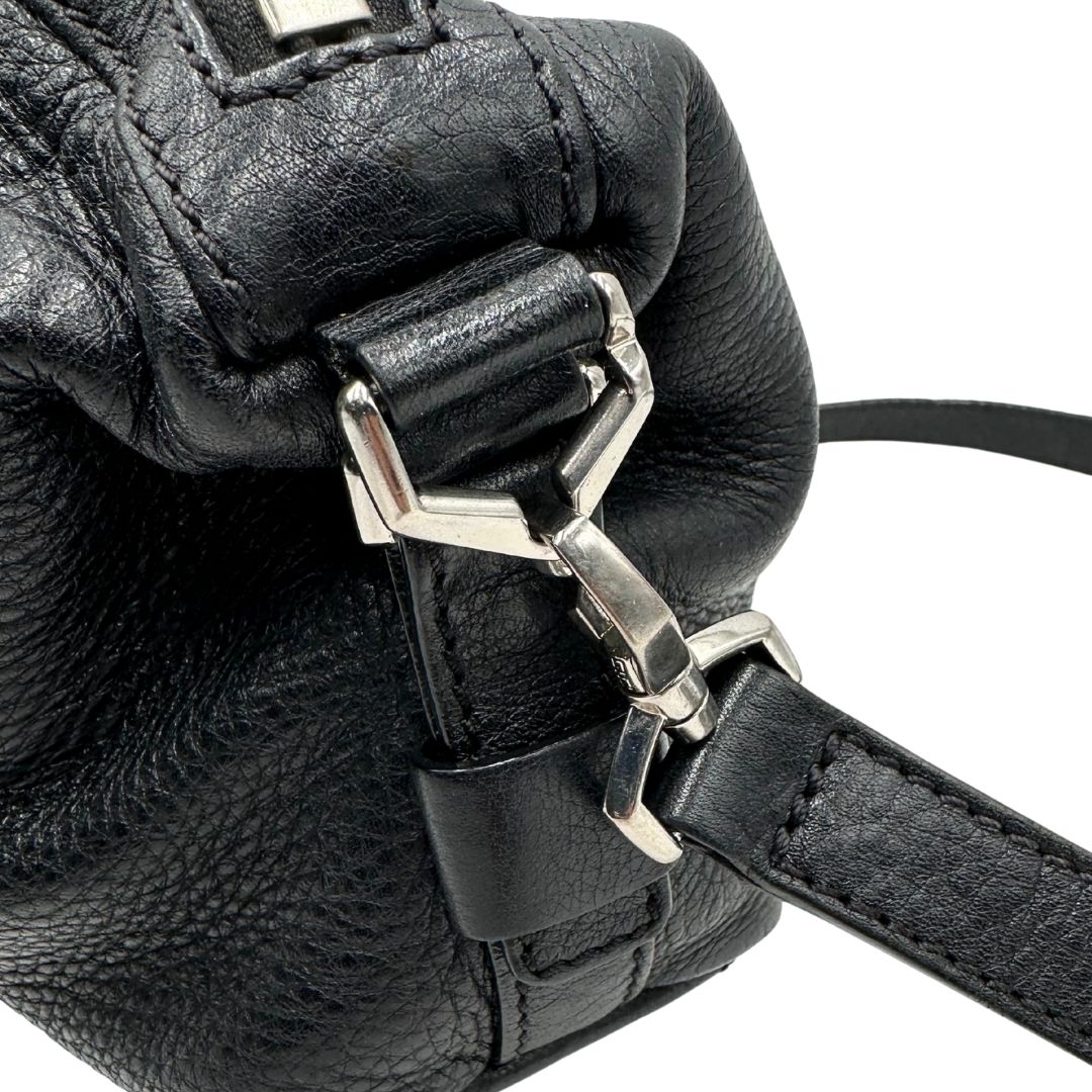 Borsa Nightingale Givenchy in pelle nera con parti metalliche argentate; munita di doppi manici e una tracolla amovibile e regolabile, di lusso, originale, ottime condizioni, usata.