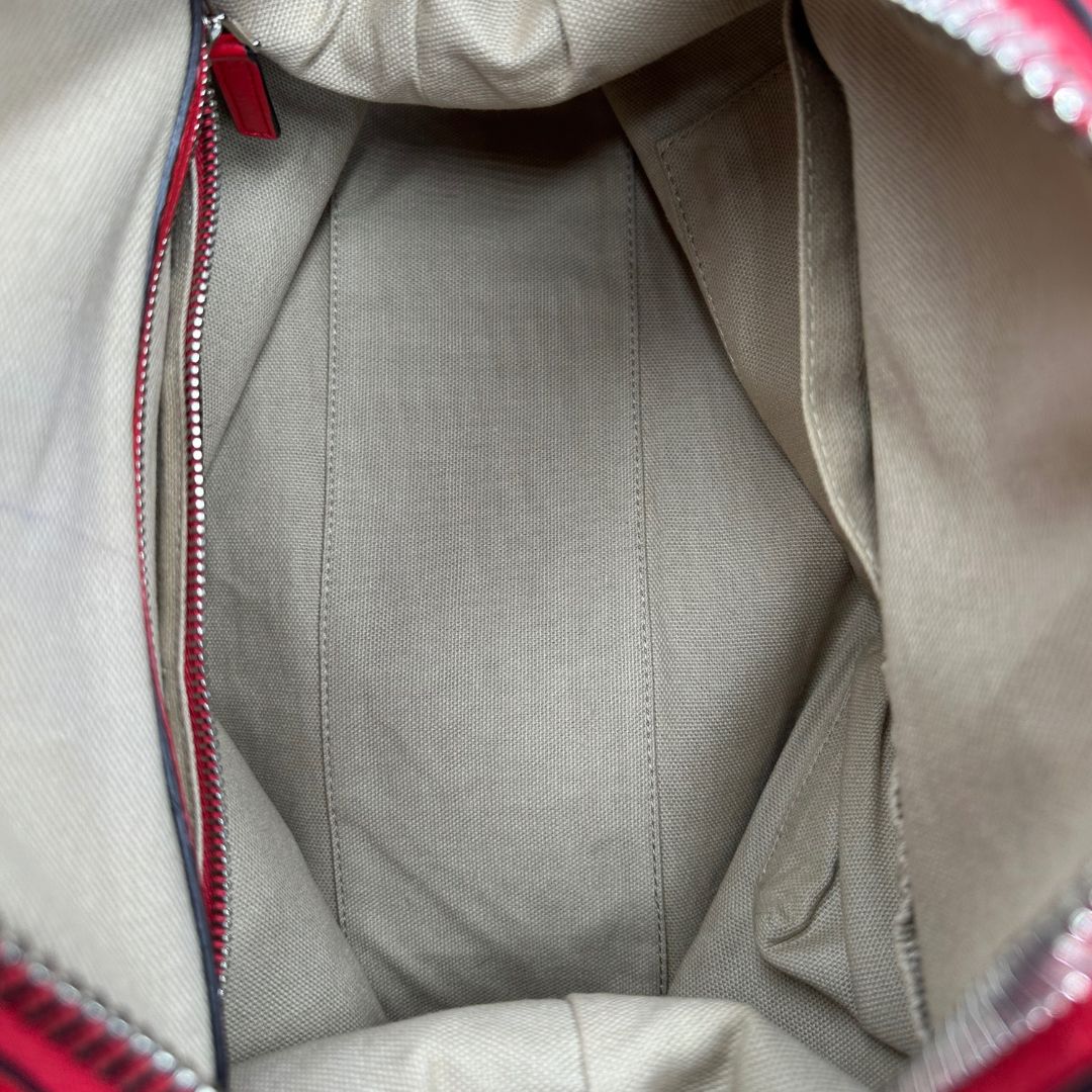 interno Borsa Nightingale Givenchy in pelle rossa con parti metalliche argentate; munita di doppi manici e una tracolla amovibile e regolabile, di lusso, originale, ottime condizioni. 