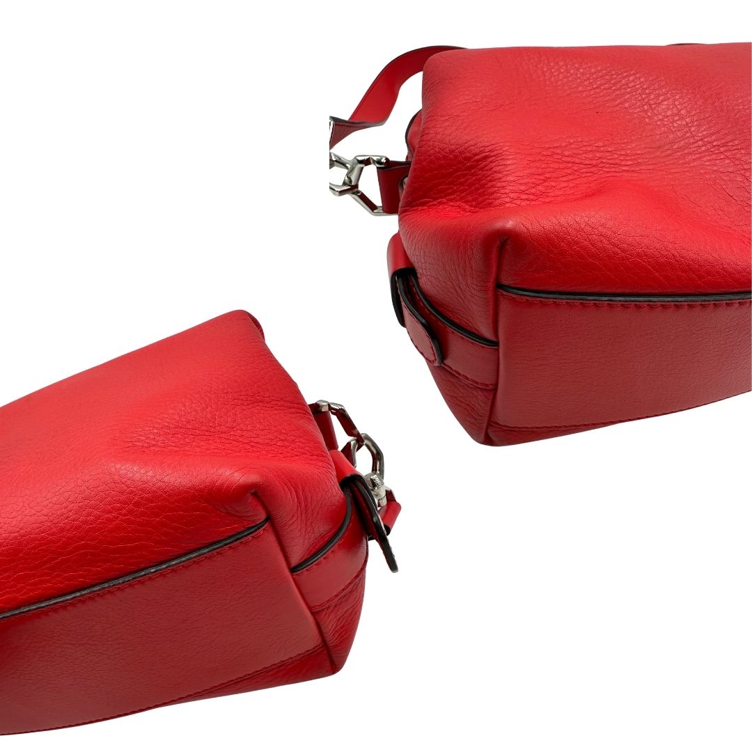 angoli Borsa Nightingale Givenchy in pelle rossa con parti metalliche argentate; munita di doppi manici e una tracolla amovibile e regolabile, di lusso, originale, ottime condizioni. 