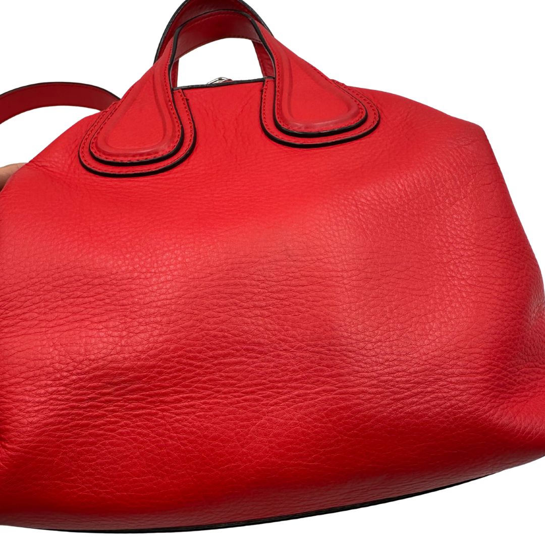 Borsa Nightingale Givenchy in pelle rossa con parti metalliche argentate; munita di doppi manici e una tracolla amovibile e regolabile, di lusso, originale, ottime condizioni. 