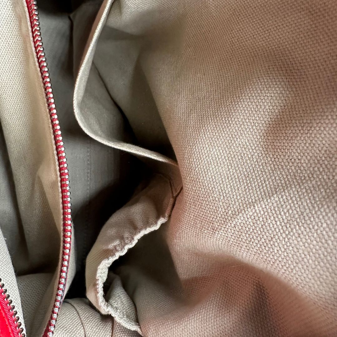 interno Borsa Nightingale Givenchy in pelle rossa con parti metalliche argentate; munita di doppi manici e una tracolla amovibile e regolabile, di lusso, originale, ottime condizioni. 