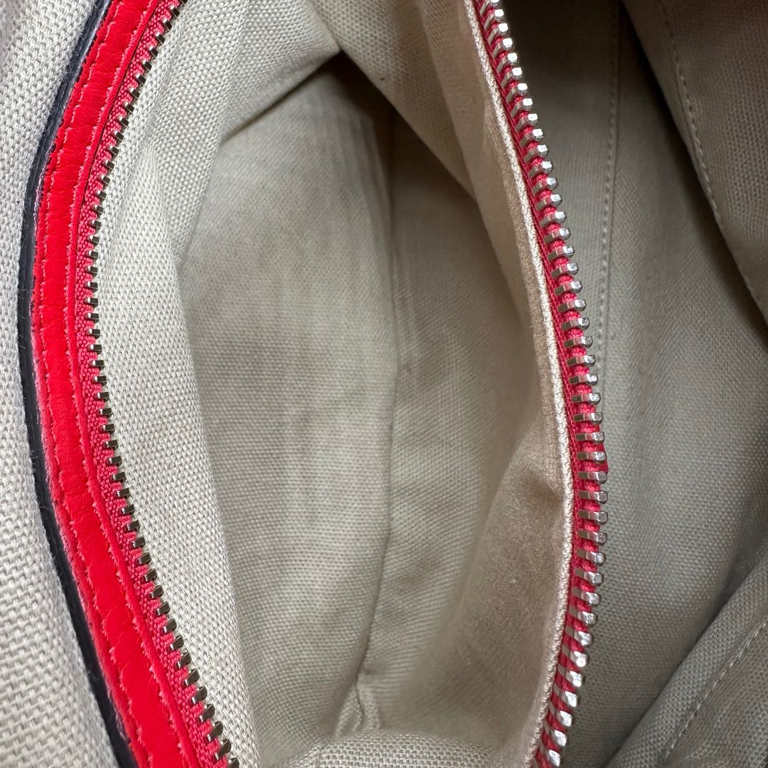 interno Borsa Nightingale Givenchy in pelle rossa con parti metalliche argentate; munita di doppi manici e una tracolla amovibile e regolabile, di lusso, originale, ottime condizioni. 