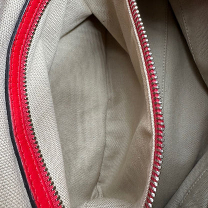 interno Borsa Nightingale Givenchy in pelle rossa con parti metalliche argentate; munita di doppi manici e una tracolla amovibile e regolabile, di lusso, originale, ottime condizioni. 