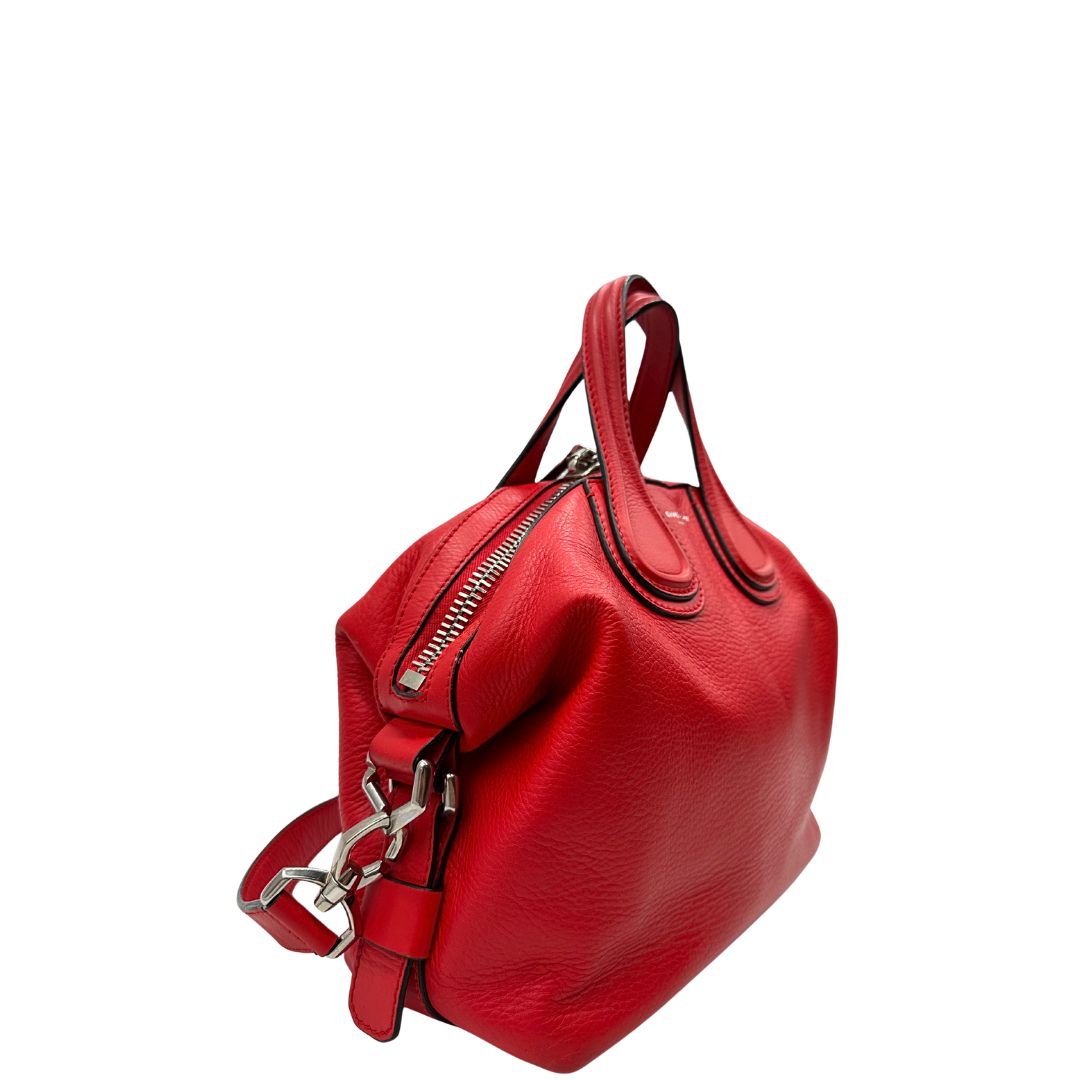 lato Borsa Nightingale Givenchy in pelle rossa con parti metalliche argentate; munita di doppi manici e una tracolla amovibile e regolabile, di lusso, originale, ottime condizioni. 