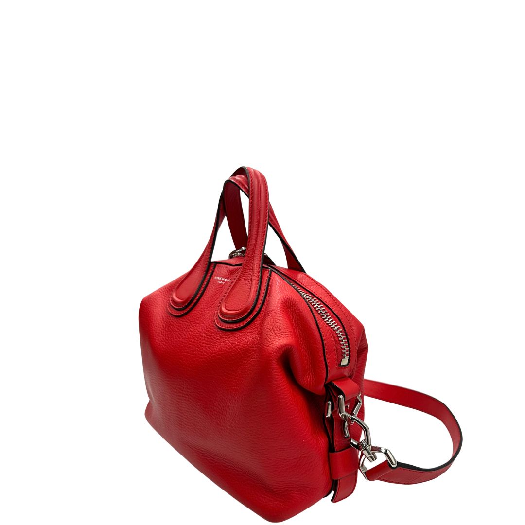 lato Borsa Nightingale Givenchy in pelle rossa con parti metalliche argentate; munita di doppi manici e una tracolla amovibile e regolabile, di lusso, originale, ottime condizioni. 