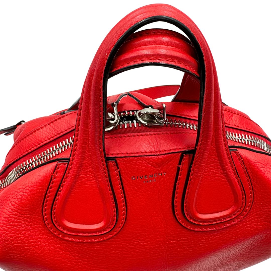 manici Borsa Nightingale Givenchy in pelle rossa con parti metalliche argentate; munita di doppi manici e una tracolla amovibile e regolabile, di lusso, originale, ottime condizioni. 