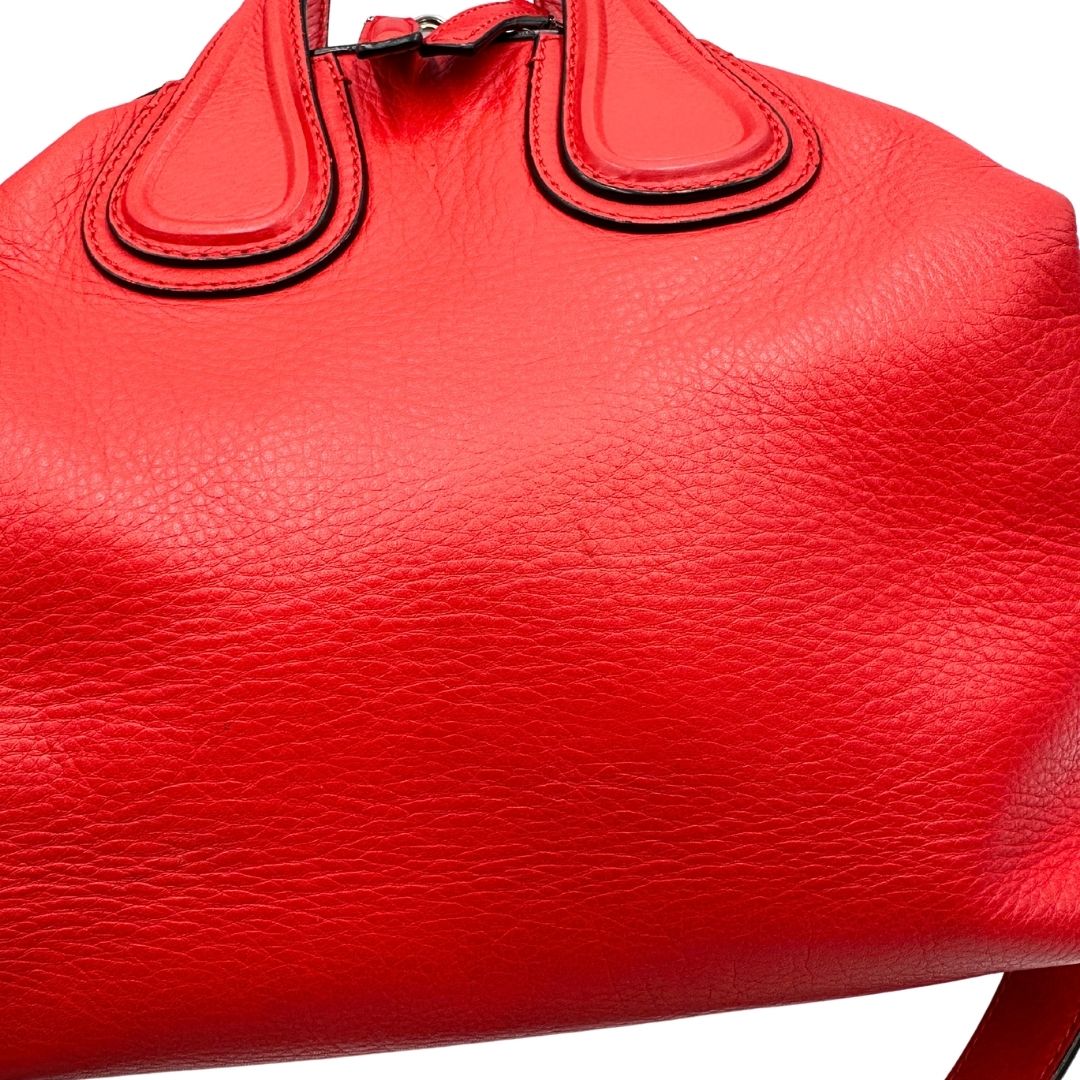 Borsa Nightingale Givenchy in pelle rossa con parti metalliche argentate; munita di doppi manici e una tracolla amovibile e regolabile, di lusso, originale, ottime condizioni.
