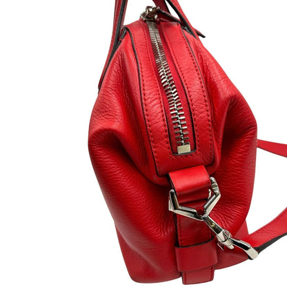 Borsa Nightingale Givenchy in pelle rossa con parti metalliche argentate; munita di doppi manici e una tracolla amovibile e regolabile, di lusso, originale, ottime condizioni.