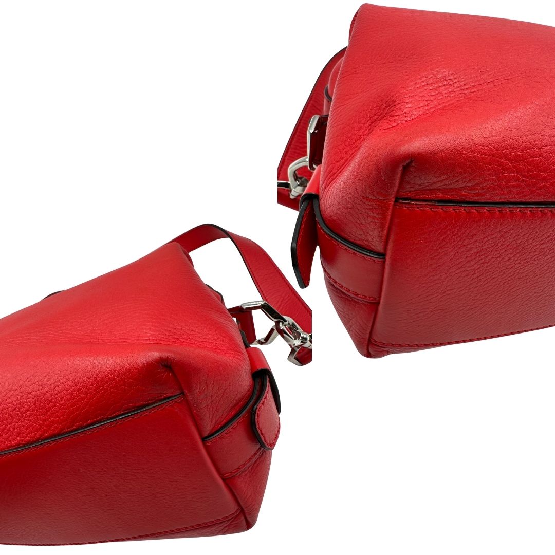 angoli Borsa Nightingale Givenchy in pelle rossa con parti metalliche argentate; munita di doppi manici e una tracolla amovibile e regolabile, di lusso, originale, ottime condizioni. 