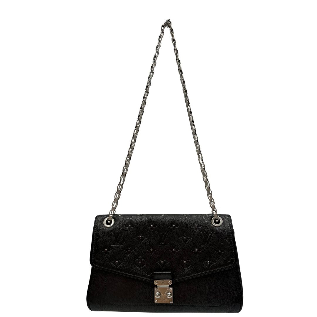 front Borsa Louis Vuitton in pelle nera monogram Empreinte con parti metalliche argentate, impreziosta da mini borchie sul front; munita di una tracolla scorrevole in catena, indossabile a spalla e a tracolla. Completa di corredo, di lusso, originale, ottime condizioni. 