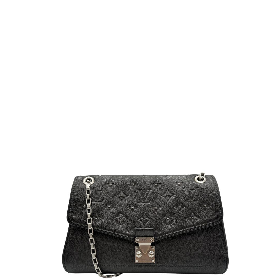 front Borsa Louis Vuitton in pelle nera monogram Empreinte con parti metalliche argentate, impreziosta da mini borchie sul front; munita di una tracolla scorrevole in catena, indossabile a spalla e a tracolla. Completa di corredo, di lusso, originale, ottime condizioni. 