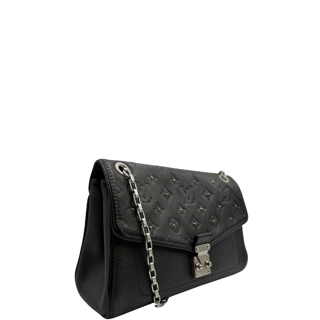 lato Borsa Louis Vuitton in pelle nera monogram Empreinte con parti metalliche argentate, impreziosta da mini borchie sul front; munita di una tracolla scorrevole in catena, indossabile a spalla e a tracolla. Completa di corredo, di lusso, originale, ottime condizioni. 