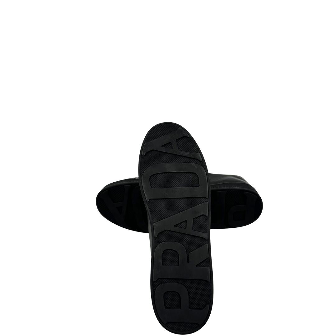  Sneakers Prada in pelle nera con lacci tono su tono. Complete di scatola, di lusso, originali, ottime condizioni.