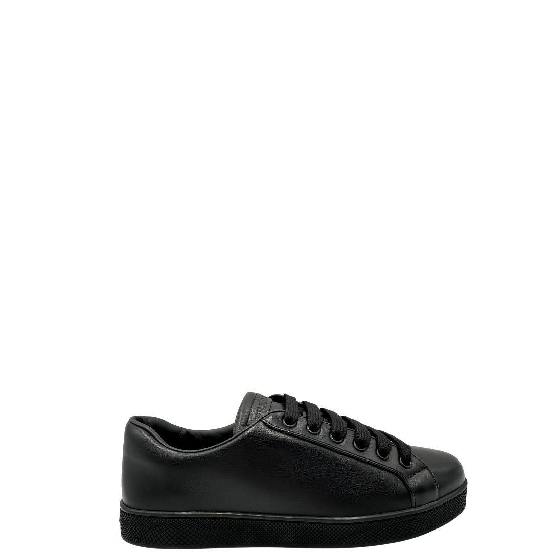  Sneakers Prada in pelle nera con lacci tono su tono. Complete di scatola, di lusso, originali, ottime condizioni.