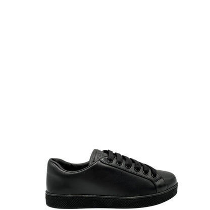  Sneakers Prada in pelle nera con lacci tono su tono. Complete di scatola, di lusso, originali, ottime condizioni.