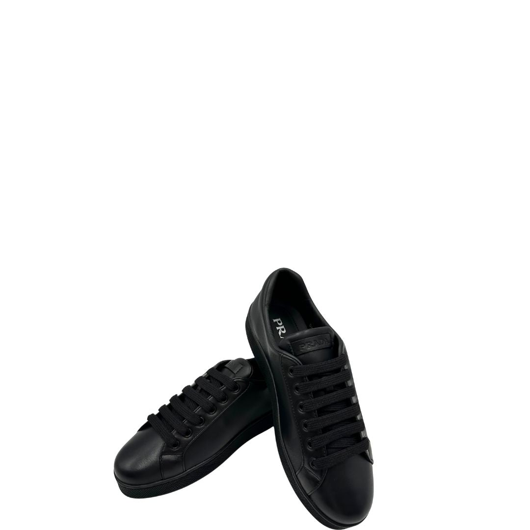  Sneakers Prada in pelle nera con lacci tono su tono. Complete di scatola, di lusso, originali, ottime condizioni.