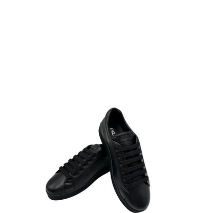  Sneakers Prada in pelle nera con lacci tono su tono. Complete di scatola, di lusso, originali, ottime condizioni.